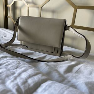 cross body bag with silver detail. white/cream.